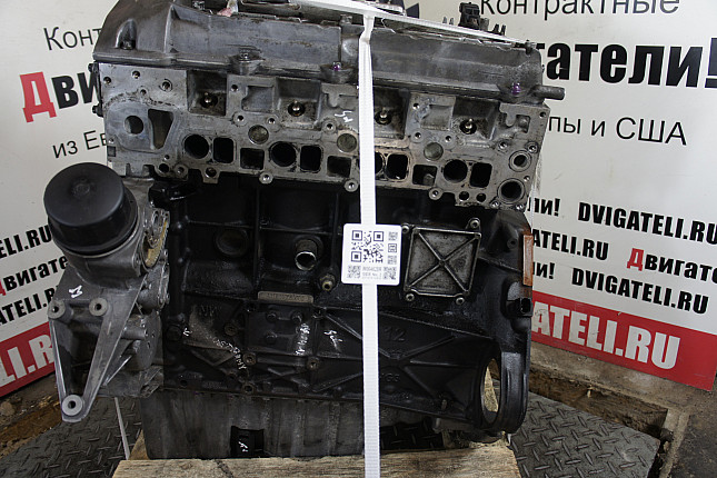 Двигатель вид с боку Mercedes OM 611.981