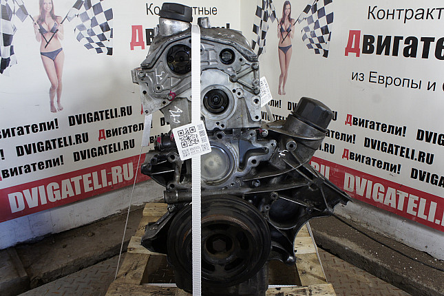 Двигатель вид с боку Mercedes OM 611.980