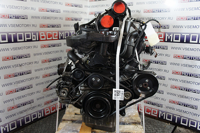 Двигатель вид с боку MERCEDES-BENZ OM 611.980