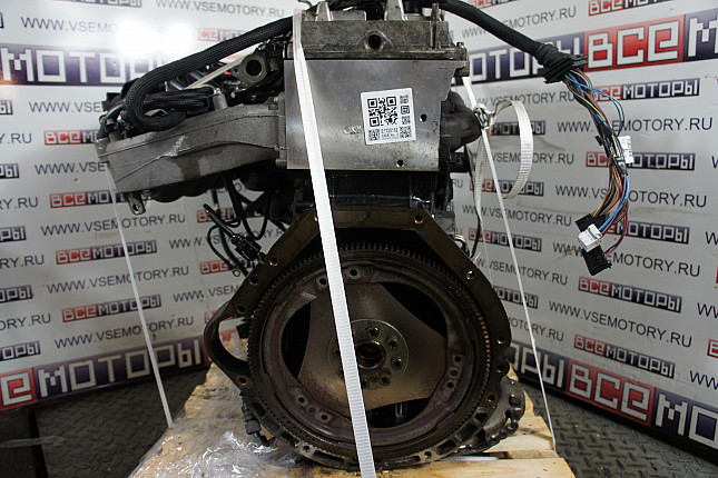 Двигатель вид с боку MERCEDES-BENZ OM 611.961